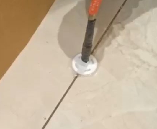 黄岛瓷砖空鼓维修公司专业解答瓷砖在铺贴过程中，如果没有涂抹均匀到位的粘结材料（如水泥砂浆或瓷砖胶），可能会导致以下问题