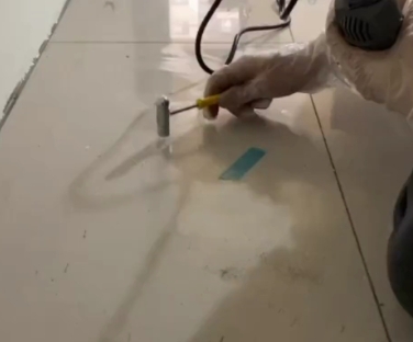 黄岛瓷砖开裂维修公司专业分享瓷砖在铺贴前如果没有沥干水分，将会导致以下问题