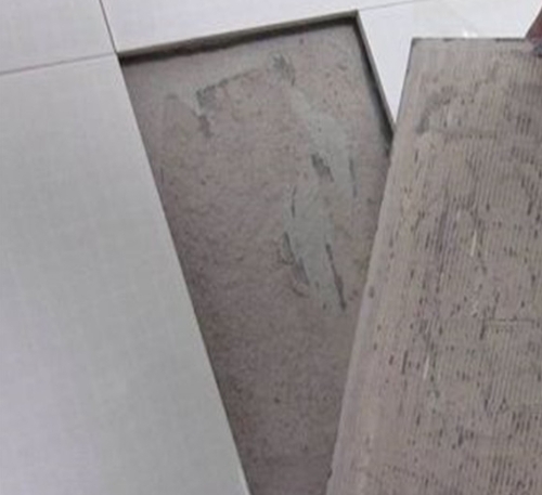 黄岛瓷砖空鼓维修公司分享瓷砖铺贴时如果打浆（即涂抹在瓷砖背面和基层上的砂浆或瓷砖胶）过少，会带来以下问题