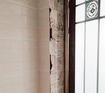 黄岛瓷砖空鼓免砸砖维修公司分享吸水砖泡水时间不够或过长都会对瓷砖铺贴效果产生影响